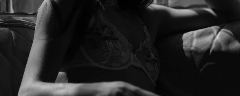 boudoirfotografie-inspiration-boudoirshooting-sensilicht-dessous-frauenfotografie