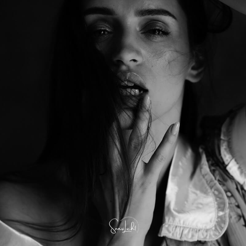 boudoirshooting-sinnliche-portraits-sinnliche fotografie-sensualshooting-sensual-boudoir-sinnliche fotos-Selbstwertgefühl-feminin-hannover-sensilicht-SensiLicht-sinnliches-fotoshooting-hannover-akt fotoshooting