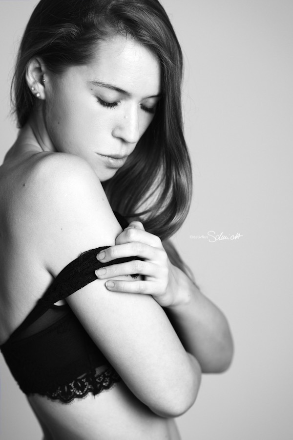 sensualshooting-fotografin hannover-portraitfotografie-fotoshooting hannover-fotoshooting-portraitfotos-sensilicht-sensual-shooting-frauenfotografie-sinnliche-fotos-portraits-fotostudio-aktshooting-dessous-boudoir-selbstbewusstsein-frauen-hannover