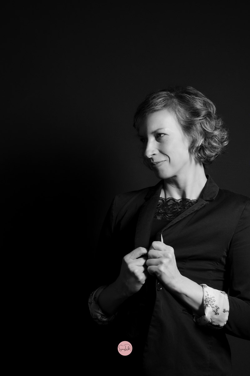 Janine von SensiLicht: Die Frau hinter der Kamera für authentische Boudoir-Shootings und Frauenporträts