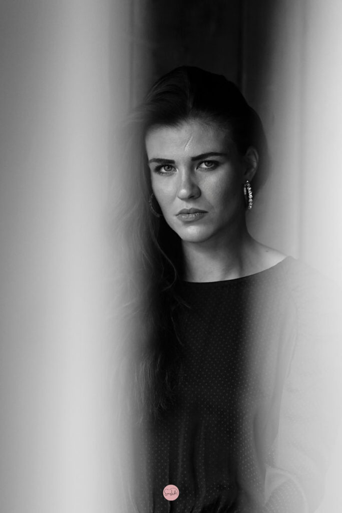 businessfrau-weiblichkeit-sinnliches-fotoshooting-boudoirshooting-hannover-sensilicht-karrierefrau-boudoir