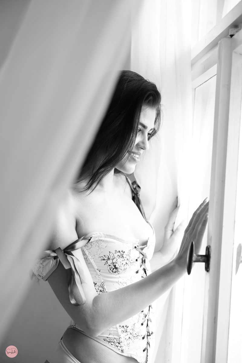 businessfrau-weiblichkeit stärken-sinnliches-fotoshooting-boudoirshooting-hannover-sensilicht-karrierefrau-boudoir-weiblichkeit