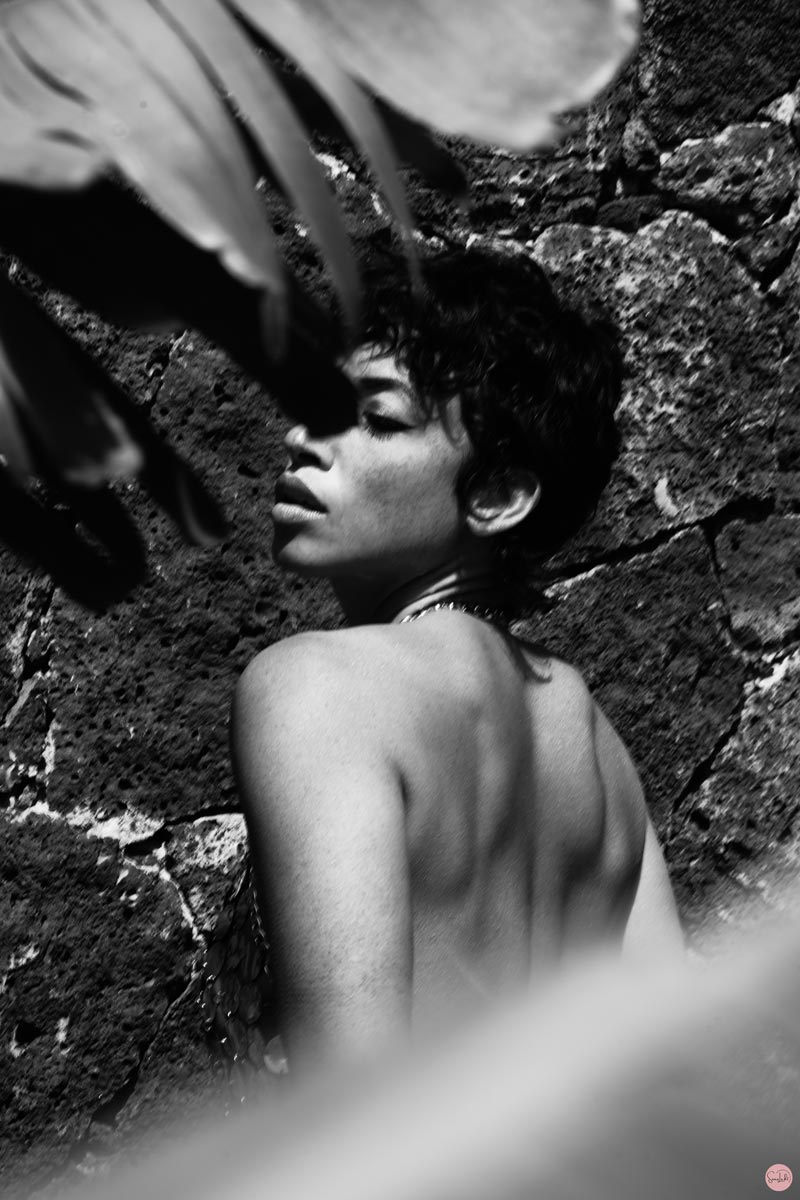 Sinnliches Boudoirshooting einer Frau in Hannover mit weichem editorial Licht von SensiLicht