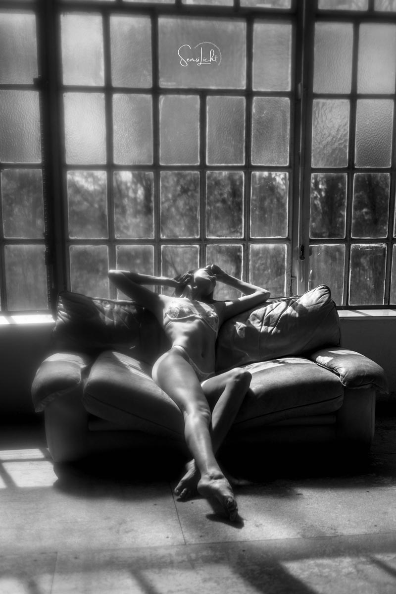 Sinnliches Boudoir-Foto auf dem Sofa im eleganten Licht- und Schattenspiel – Authentisches Porträt ohne Posing-Zwang im Fotostudio von SensiLicht.
